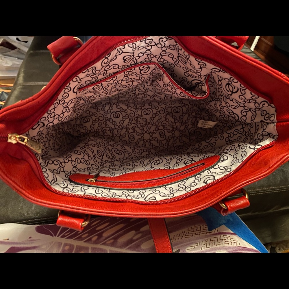 Red shoulder bag with gold studs ๐ - Picture 3 of 8